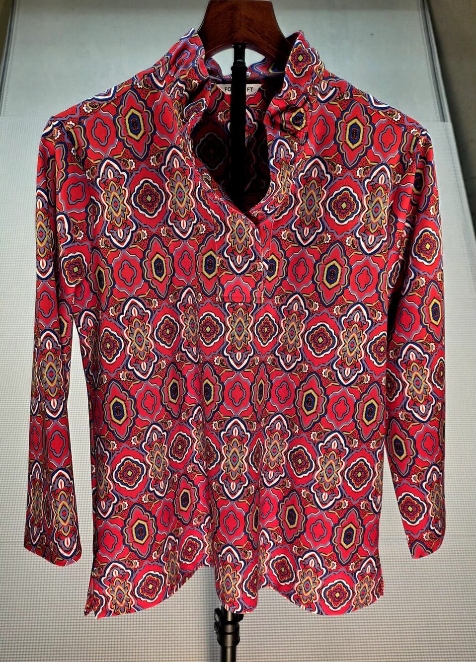 Foxcroft Tammy Geometric Tile Print Jersey Top Ruffle Collar Size Small Red Boho
